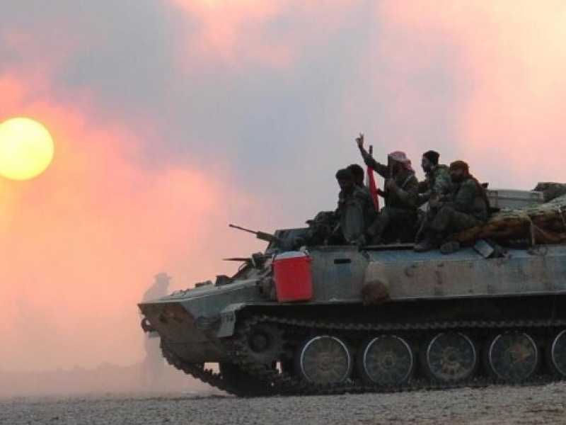 Carroarmato vicino alla citt&agrave; di al Bukamal, Siria (foto LaPresse)