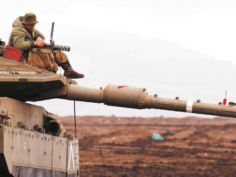 Un tank israeliano sulle alture del Golan, al confine con la Siria (Reuters). Sabato scorso c’è stato il primo scontro diretto tra Israele e l’Iran, che da anni considera la Siria come una piattaforma
