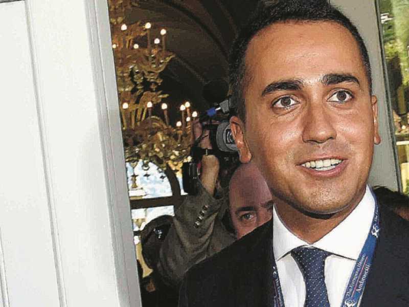 Luigi Di Maio fa il suo ingresso al Forum Ambrosetti di Cernobbio, lo scorso settembre (foto LaPresse)