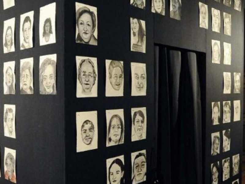 La mostra "Femminicidio" di Paola Volpato (foto LaPresse)