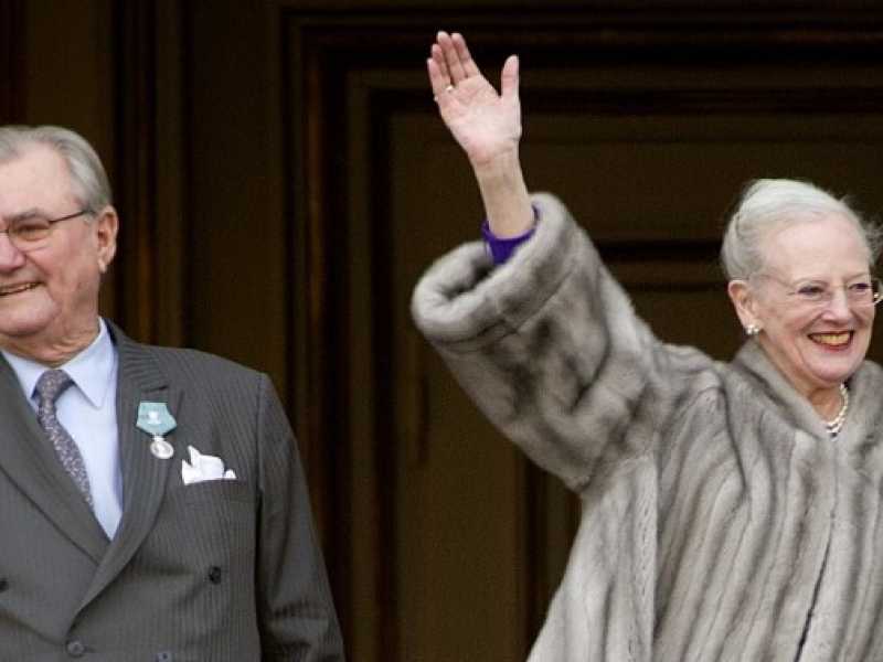 Henrik di Danimarca con la regina Margherita II (foto LaPresse)