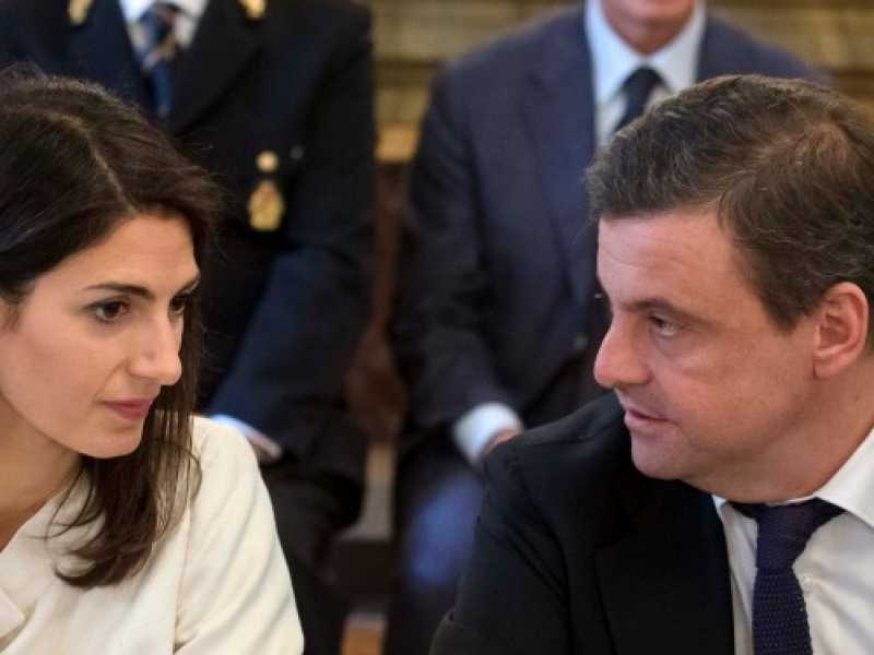 Virginia Raggi e Carlo Calenda (foto LaPresse)