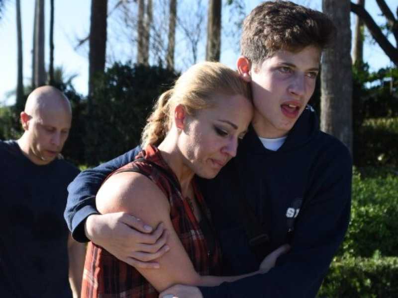 Ragazzi evacuati dal liceo di Parkland. Foto LaPresse
