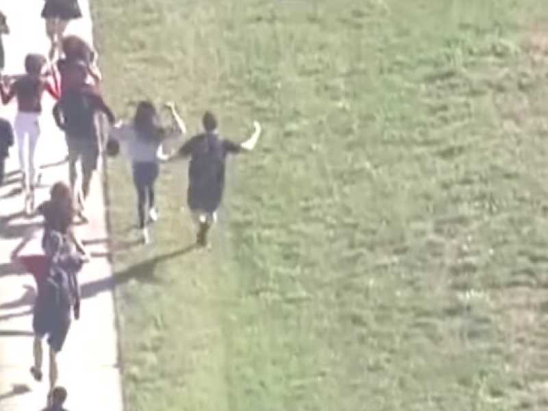 Un gruppo di ragazzi fugge con le mani alzate dal killer di Parkland (foto LaPresse)