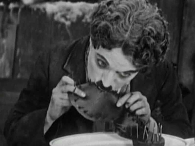 Charlie Chaplin mangia una scarpa nel film La Febbre dell'oro 