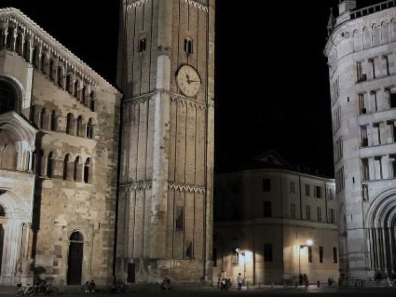 Veduta notturna del Duomo e del Battistero di Parma (Foto Filippo Aneli/Wikimedia)
