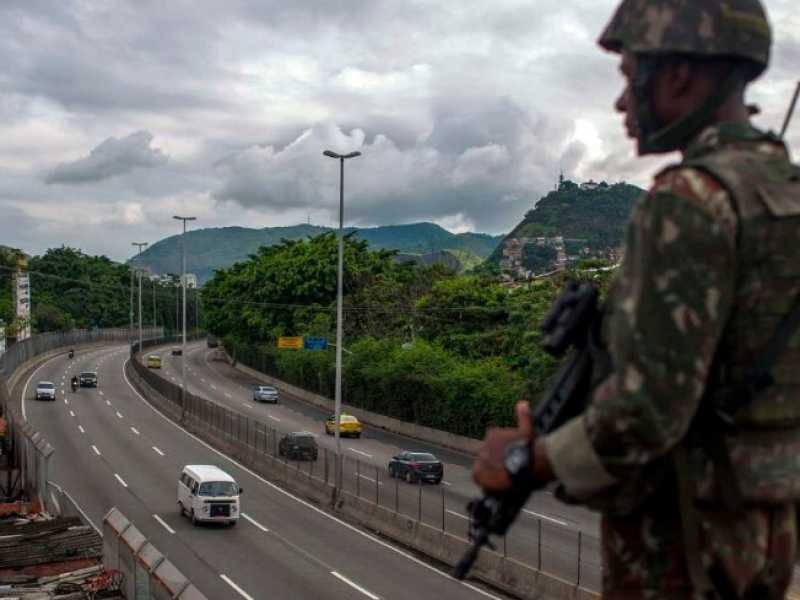 Un soldato brasiliano fa la guardia sulla strada "Linha Amarela" (linea gialla) durante un'operazione congiunta alla favela "Cidade de Deus" (Citt&agrave; di Dio) a Rio de Janeiro, Brasile (LaPresse)