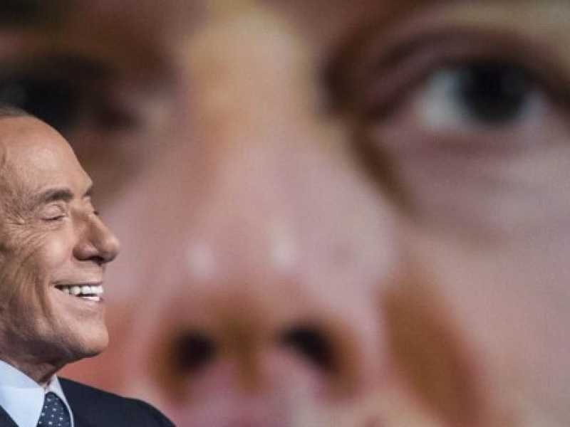 Silvio Berlusconi e, sullo sfondo, Matteo Renzi (foto LaPresse)
