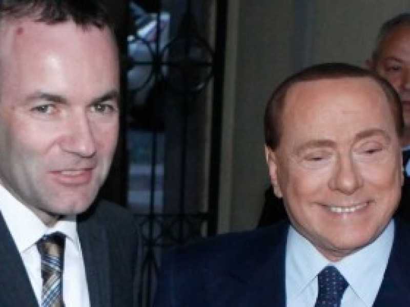 Manfred Weber e Silvio Berlusconi in una foto del 2015 (foto LaPresse)