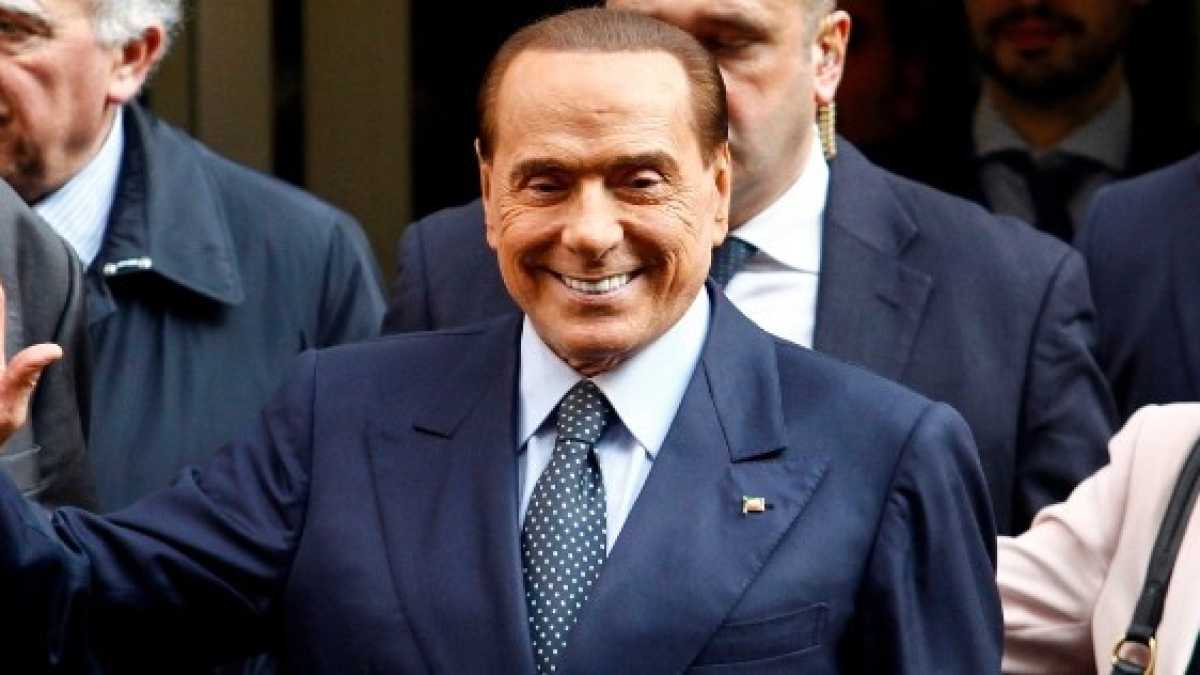 Immagine di Berlusconi apre ai fuoriusciti del M5s e l'esercito siriano entra ad Afrin. Le notizie del giorno in breve