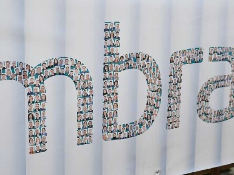 Lo striscione con le foto dei dipendenti Embraco davanti allo stabilimento di Riva di Chieri (foto LaPresse)