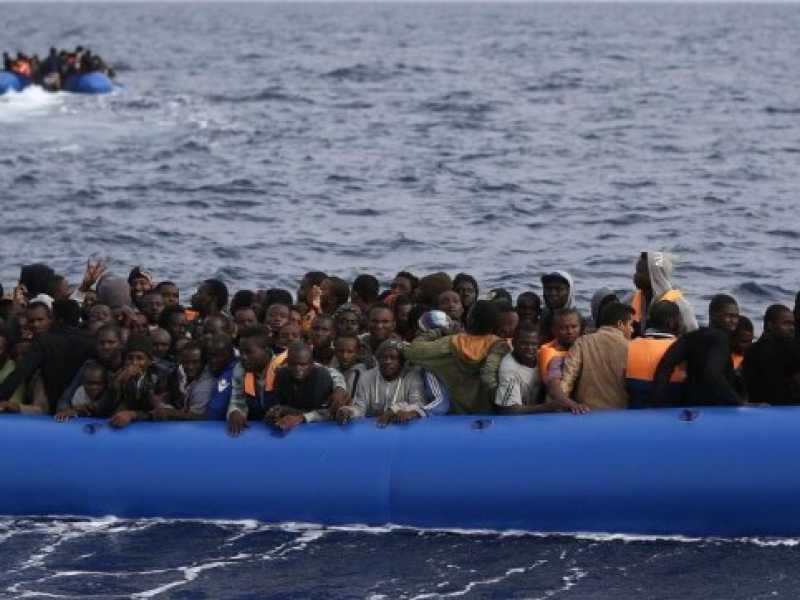 Un gommone carico di migranti al largo di Lampedusa (foto LaPresse)
