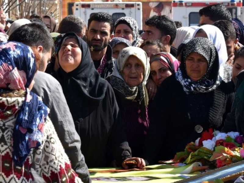 I curdi siriani durante i funerali dei combattenti della milizia delle Unit&agrave; di protezione popolare (YPG) e delle Unit&agrave; di protezione delle donne (YPJ). Afrin, 18 febbraio. Foto LaPresse