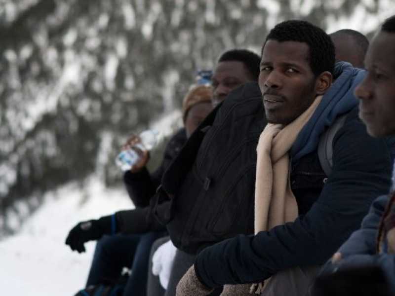 Migranti in viaggio lungo i passi montani di Bardonecchia per raggiungere il confine francese. Foto LaPresse/Marco Alpozzi 