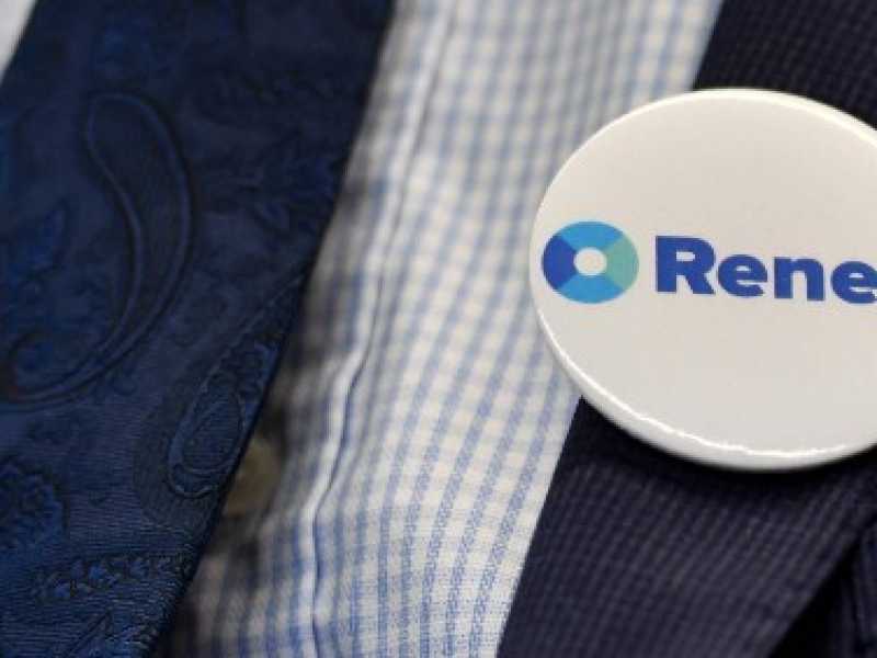 Il particolare di una spilletta di Renew durante la presentazione del partito lo scorso 19 febbraio a Londra (foto LaPresse)
