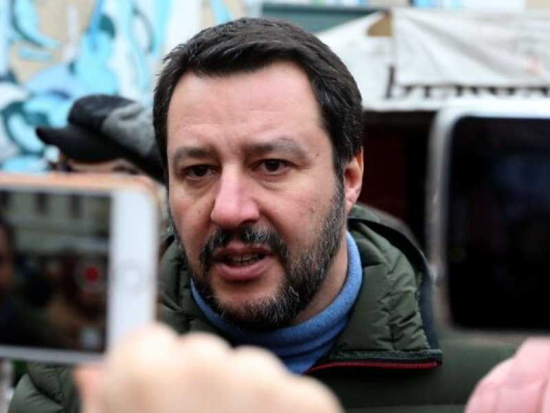Matteo Salvini al mercato di Piazzale Lagosta (LaPresse)