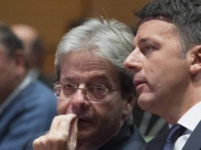 Matteo Renzi e Paolo Gentiloni (foto LaPresse)