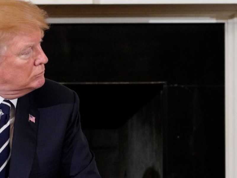 Donald Trumop con gli studenti della scuola di Parkland. Foto LaPresse