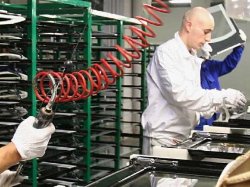 Operai a lavoro in una fabbrica italiana (foto LaPresse)