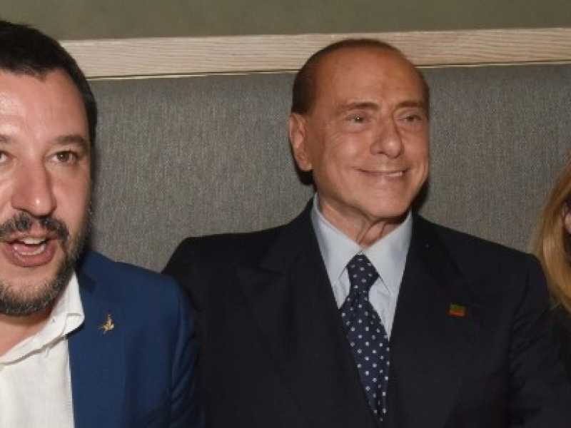 Matteo Salvini, Silvio Berlusconi e Giorgia Meloni a cena a Catania (foto LaPresse)