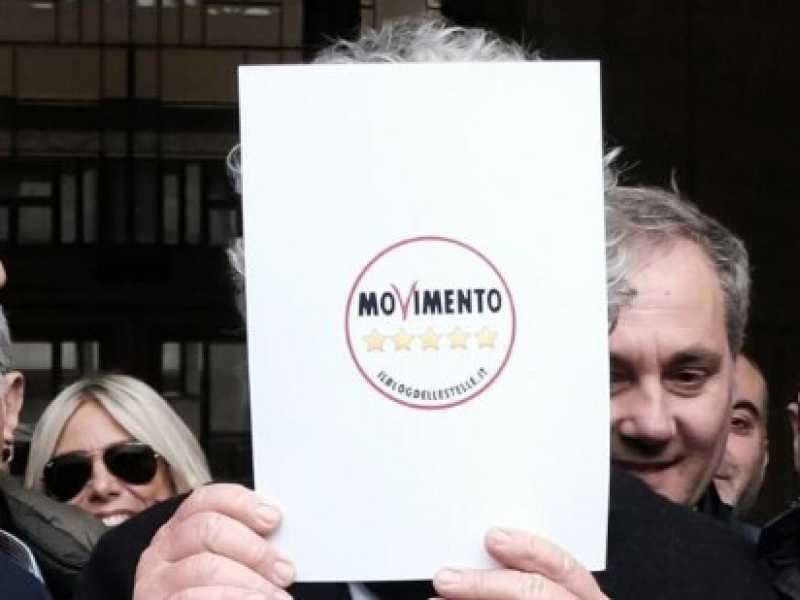 Luigi Di Maio, Davide Casaleggio e Beppe Grillo nascosto dal simbolo del M5s (foto LaPresse)
