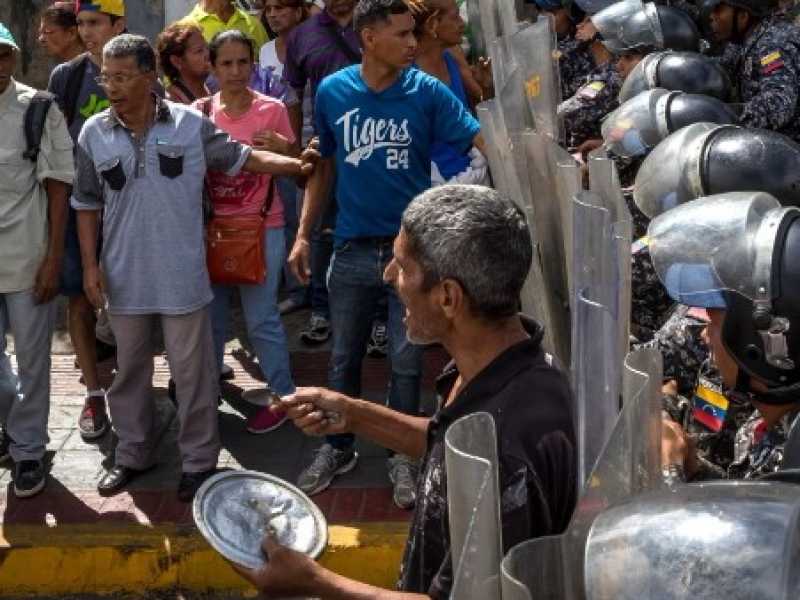 Una manifestazione di protesta a Caracas contro la penuria di generi alimentari (foto LaPresse)