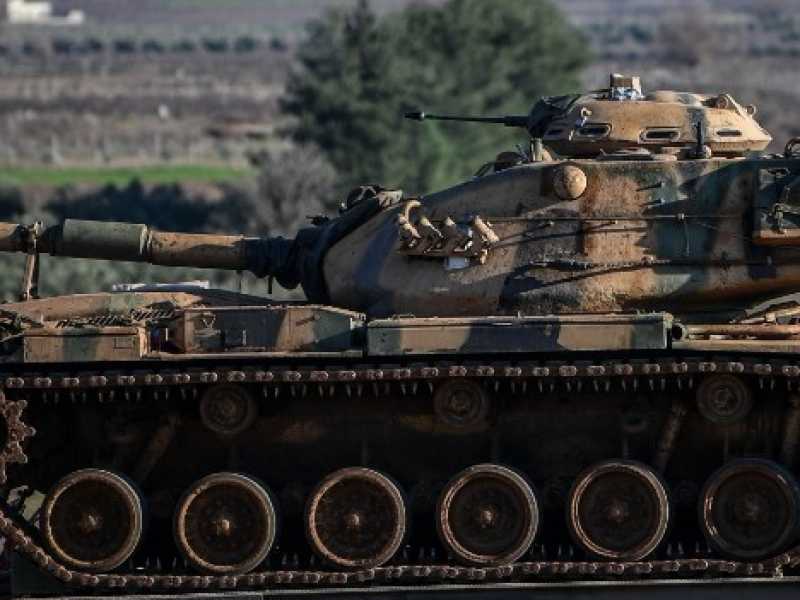 Un carro armato turco al confine con la Siria (foto LaPresse)