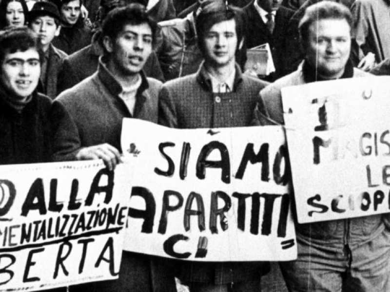 Una manifestazione studentesca a Milano nel 1968 (foto LaPresse)