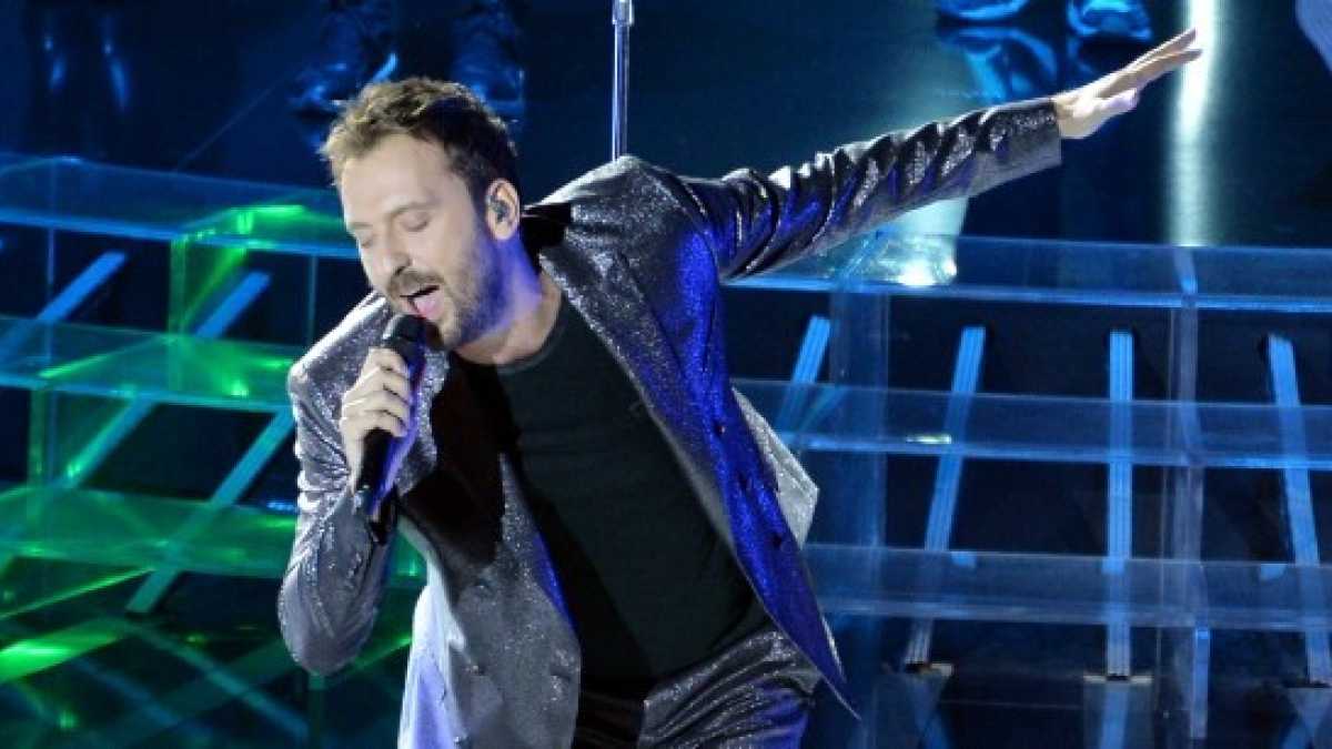 Immagine di Cremonini ci insegna a stare alla larga da Facebook