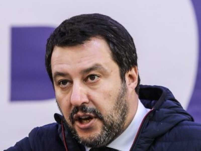 Matteo Salvini in Piazza Duomo a Milano durante un comizio (foto LaPresse)