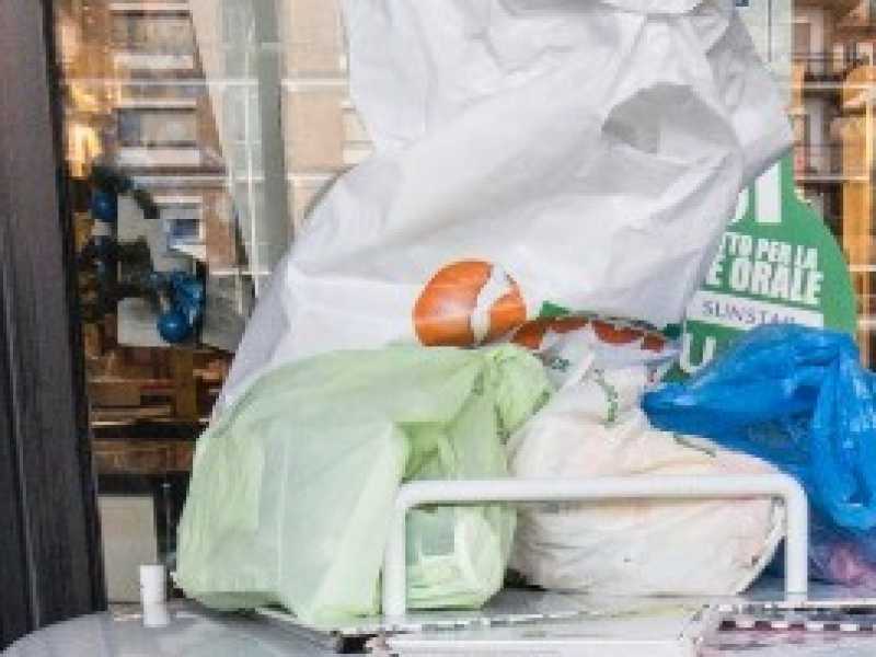 Un secchio di raccolta dei farmaci scaduti (foto LaPresse)