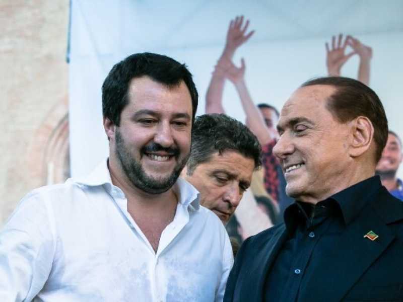 Silvio Berlusconi con Matteo Salvini a un comizio del 2015 (foto LaPresse)