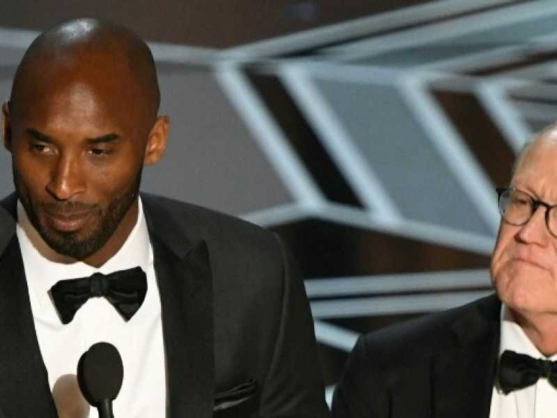 Kobe Bryant e  Glen Keane sul palco degli Oscar (foto LaPresse)