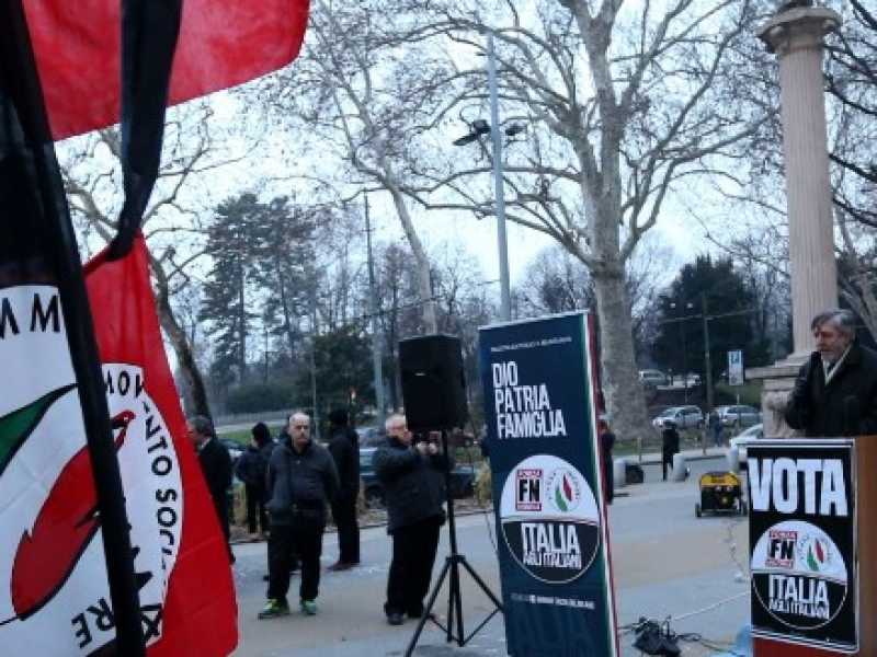 Milano, un comizio di Forza Nuova e Fiamma Tricolore (foto LaPresse)