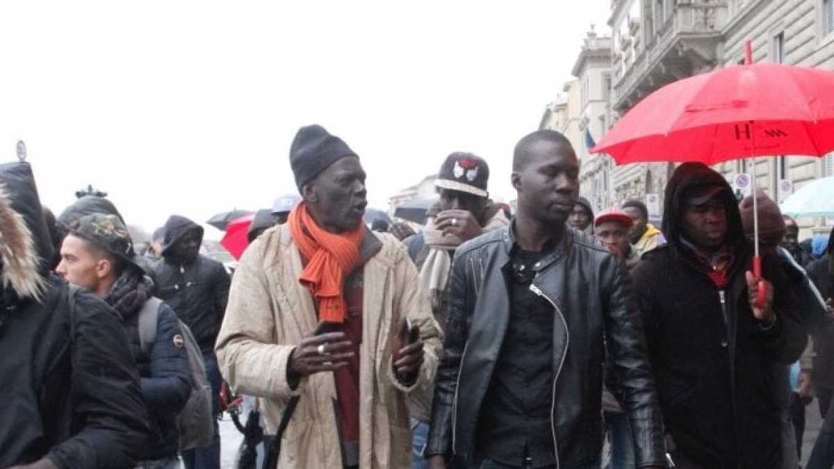 Immagine di A Firenze sputi, insulti e proteste contro il razzismo (che non si vede)