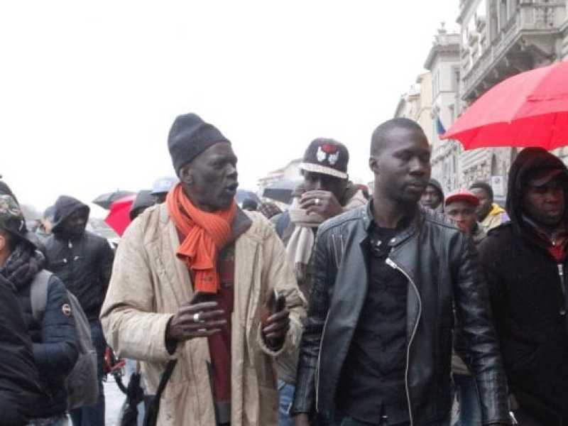 Un gruppo di senegalesi manifestano la propria rabbia a Firenze