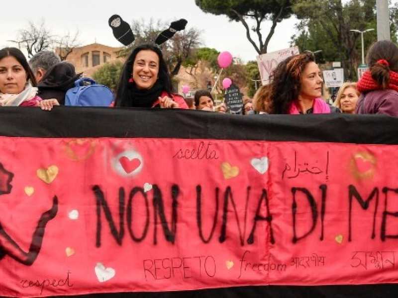 Alcune delle manifestanti del collettivo "Non una di Meno" (foto LaPresse)