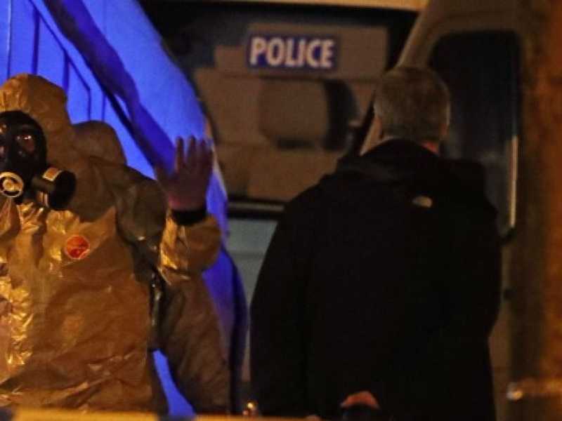 L'intervento delle forze di sicurezza sul luogo dell'avvelenamento di Sergei Skripal e sua figlia Yulia (foto LaPresse)
