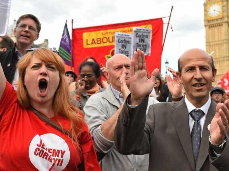 Gruppo della campagna Momentum tiene una manifestazione "Keep Corbyn" al di fuori delle Camere del Parlamento a Londra, nello stesso momento in cui si riunirà il Partito laburista (foto LaPresse)