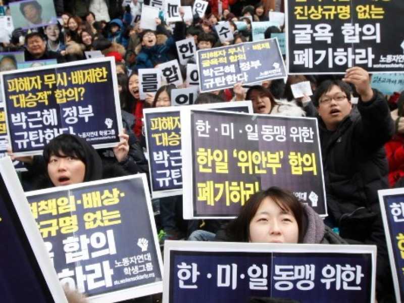 Una manifestazione in Corea del sud nel 2015 contro l'accordo con il Giappone sulle "schiave del sesso". Foto LaPresse