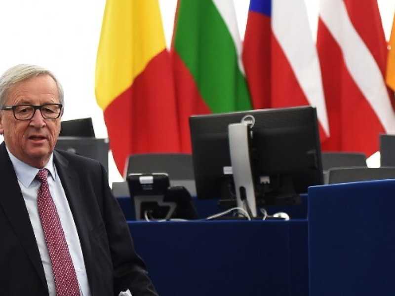 Il presidente della Commissione Ue, Jean-Claude Juncker con Martin Selmayr (foto LaPresse)