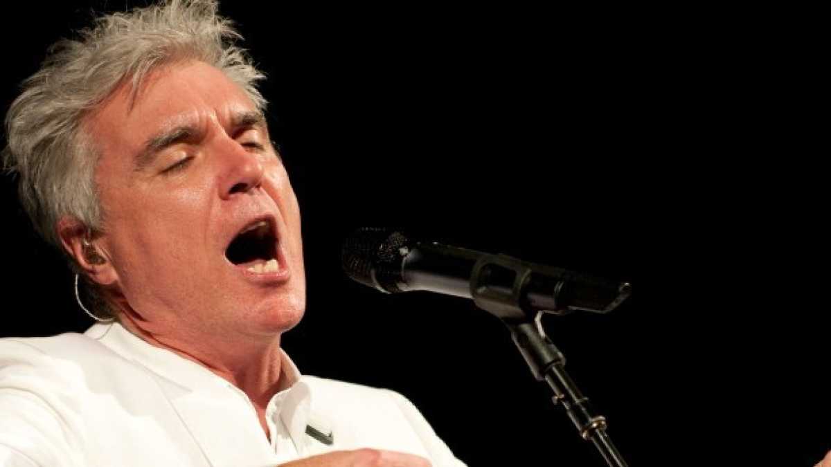Immagine di David Byrne lancia il suo nuovo album autoaccusandosi di sessismo