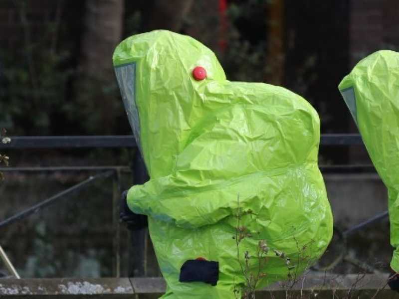 i rilievi della scientifica sulla panchina a Salisbury, dove sono stati avvelenati &rsquo;ex spia russa Sergei Skripal e sua figlia (foto LaPresse)