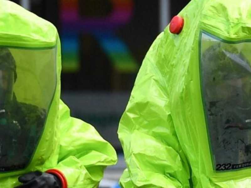 I rilievi della scientifica nell'area dove &egrave; stata avvelenata l'ex spia russa, Sergei Skripal (foto LaPresse)