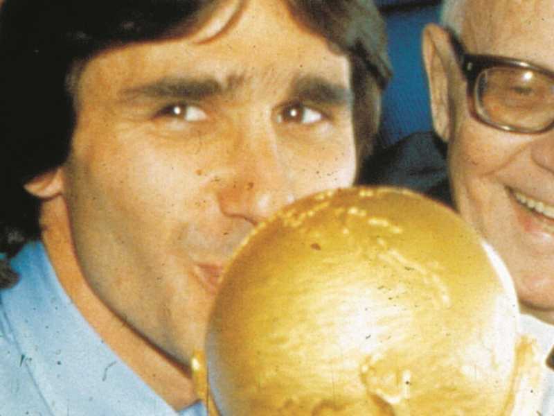 Sandro Pertini con Bruno Conti, che bacia la Coppa del mondo di calcio conquistata a Madrid, al ritorno in Italia sull&rsquo;aereo presidenziale: &egrave; il 13 luglio 1982 (foto archivio LaPresse)