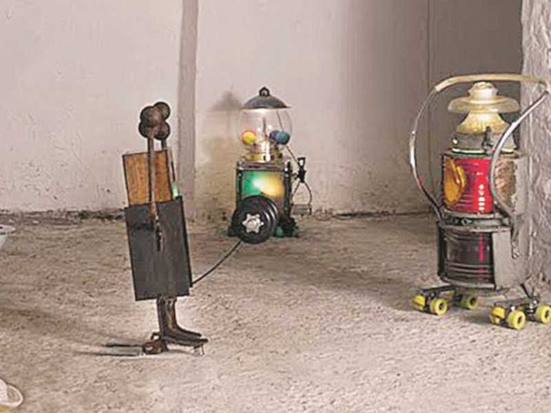 La mostra di Giovanni Albanese &ldquo;Solo roba per bambini&rdquo; &egrave; allestita fino al 16 marzo negli spazi della Fondazione Volume! a Roma. In basso, l&rsquo;artista con una sua opera