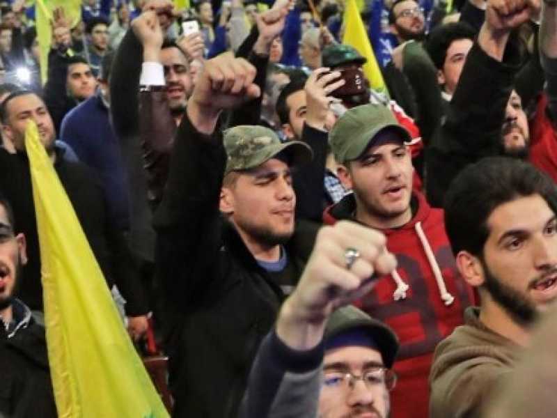 Una manifestazione a sostegno di Hezbollah a Beirut (foto LaPresse)
