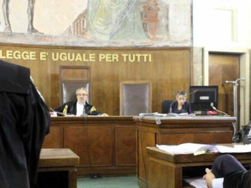 Per anni tutti si sono sentiti danneggiati, anche coloro che la mafia l’hanno vista solo nelle fiction televisive (foto archivio LaPresse)