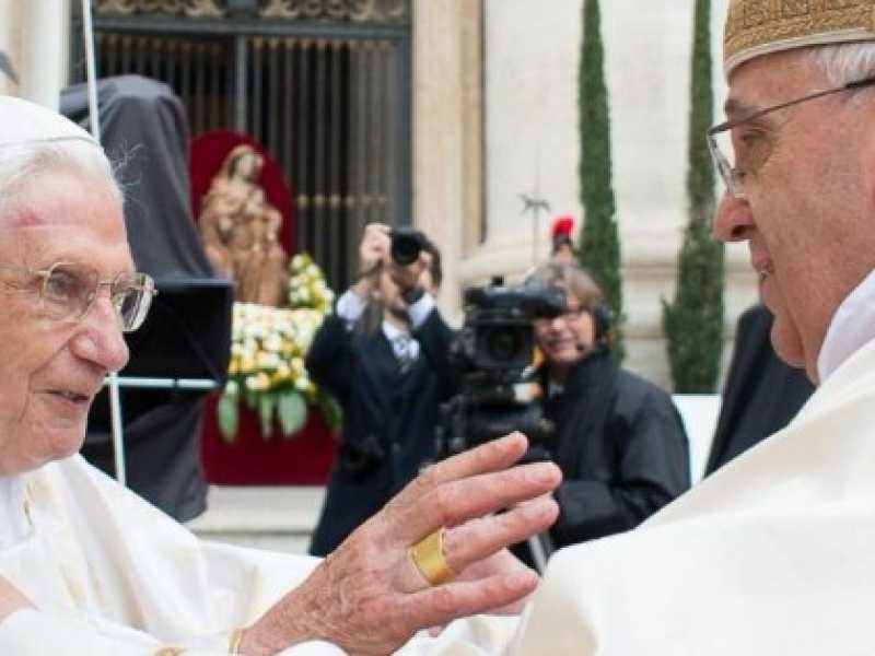 Benedetto XVI e Papa Francesco (foto LaPresse)