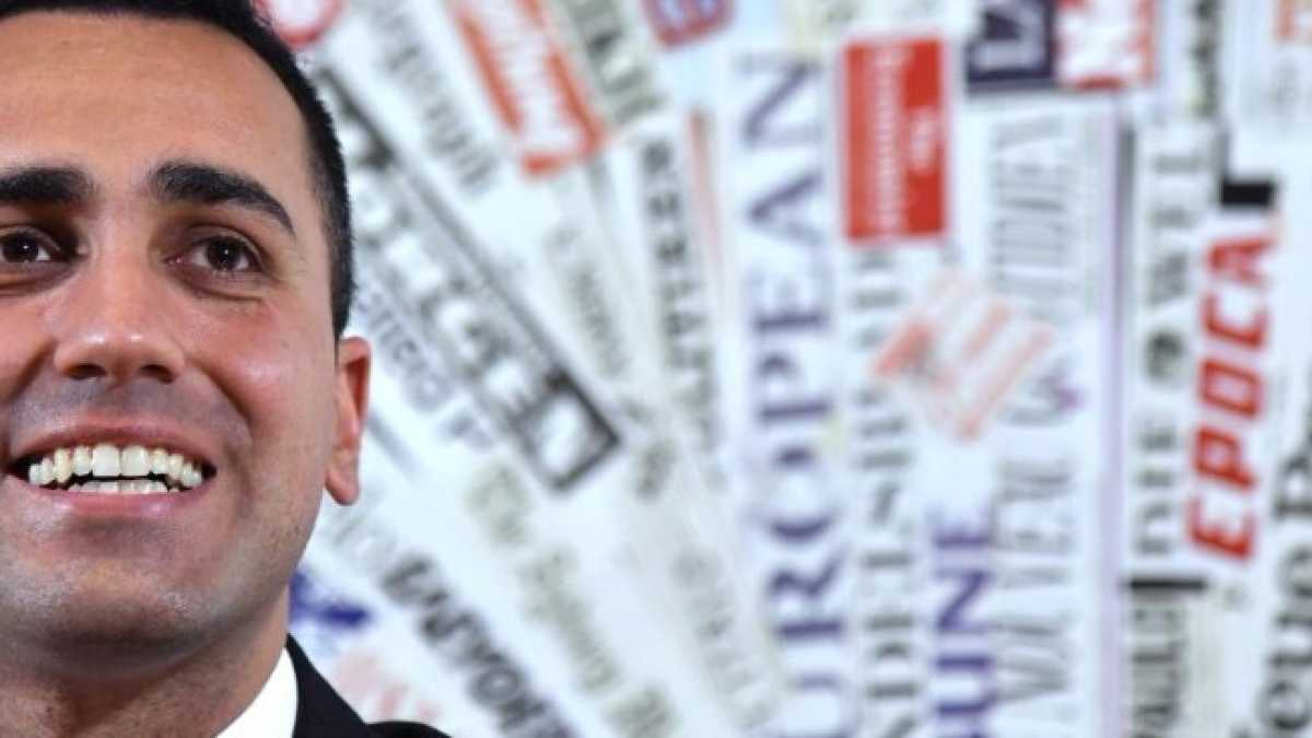 Immagine di Di Maio fa l'acrobata davanti alla stampa estera. "Viva la Nato"